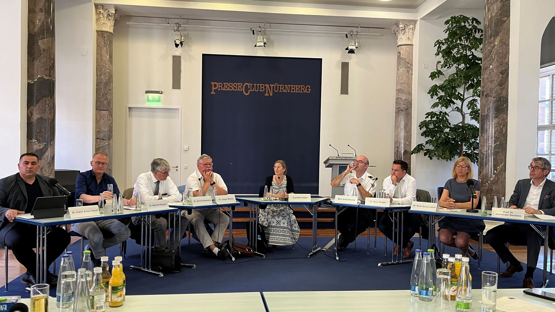 Ernste Gesichter zur ernsten Lage bei einer Pressekonferenz der Stadt Nürnberg.