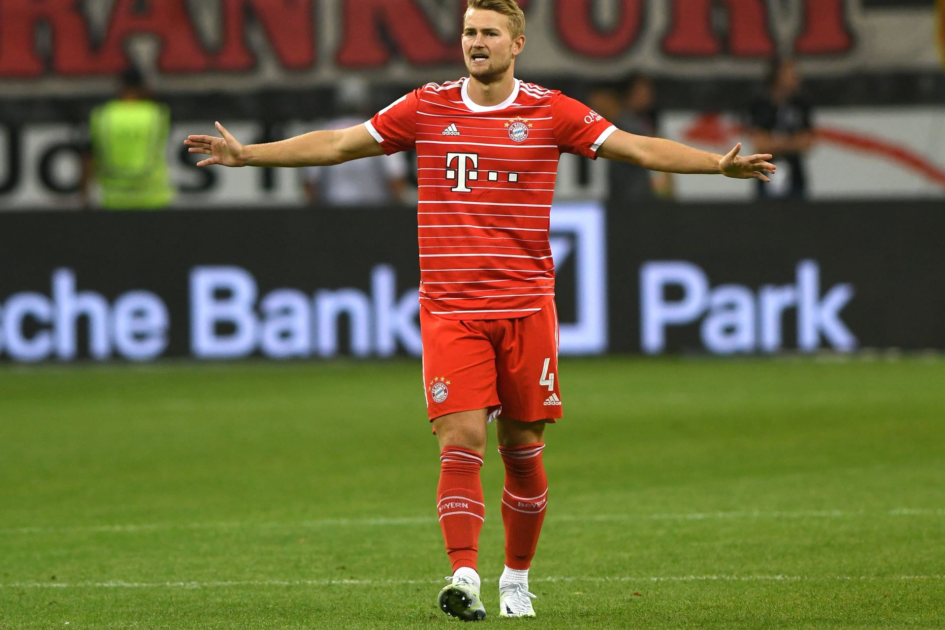 Matthijs de Ligt: Der Starneuzugang des FC Bayern muss wohl noch weiter auf sein Startelfdebüt für die Münchner warten.