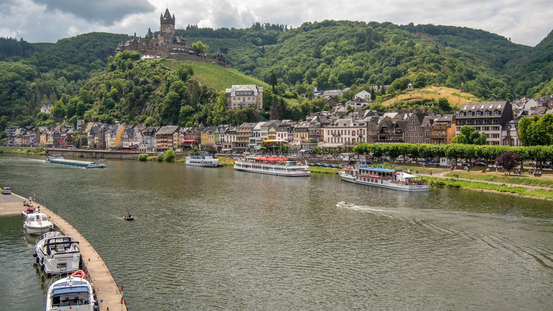 Längst kein Geheimtipp mehr: Dass die Stadt Cochem mehr als nur guten Moselwein zu bieten hat, hat sich bereits herumgesprochen. Im Sommer tummeln sich hier zahlreiche Touristen.