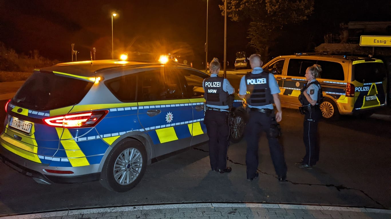 Einsatzkräfte in Swisttal-Essig: Die Polizei war mit einem Großaufgebot im Einsatz.