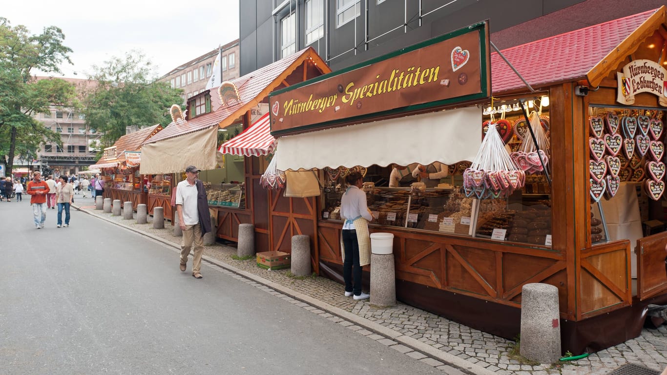 Stände mit leckerem Essen warten beim Altstadtfest in Nürnberg auf Gäste.