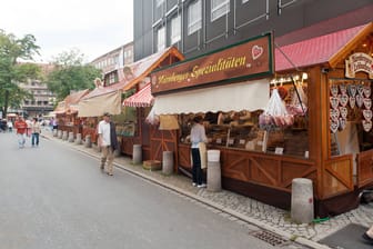 Stände mit leckerem Essen warten beim Altstadtfest in Nürnberg auf Gäste.