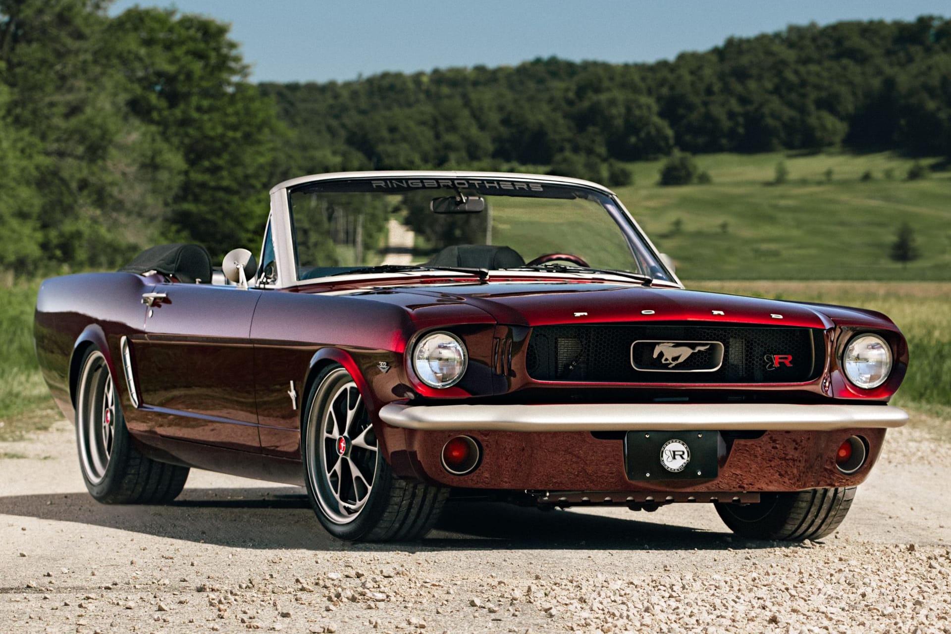 Neue Technik in altem Gewand: Ein von den Ringbrothers modernisiertes Ford Mustang Cabriolet aus dem Jahr 1964.