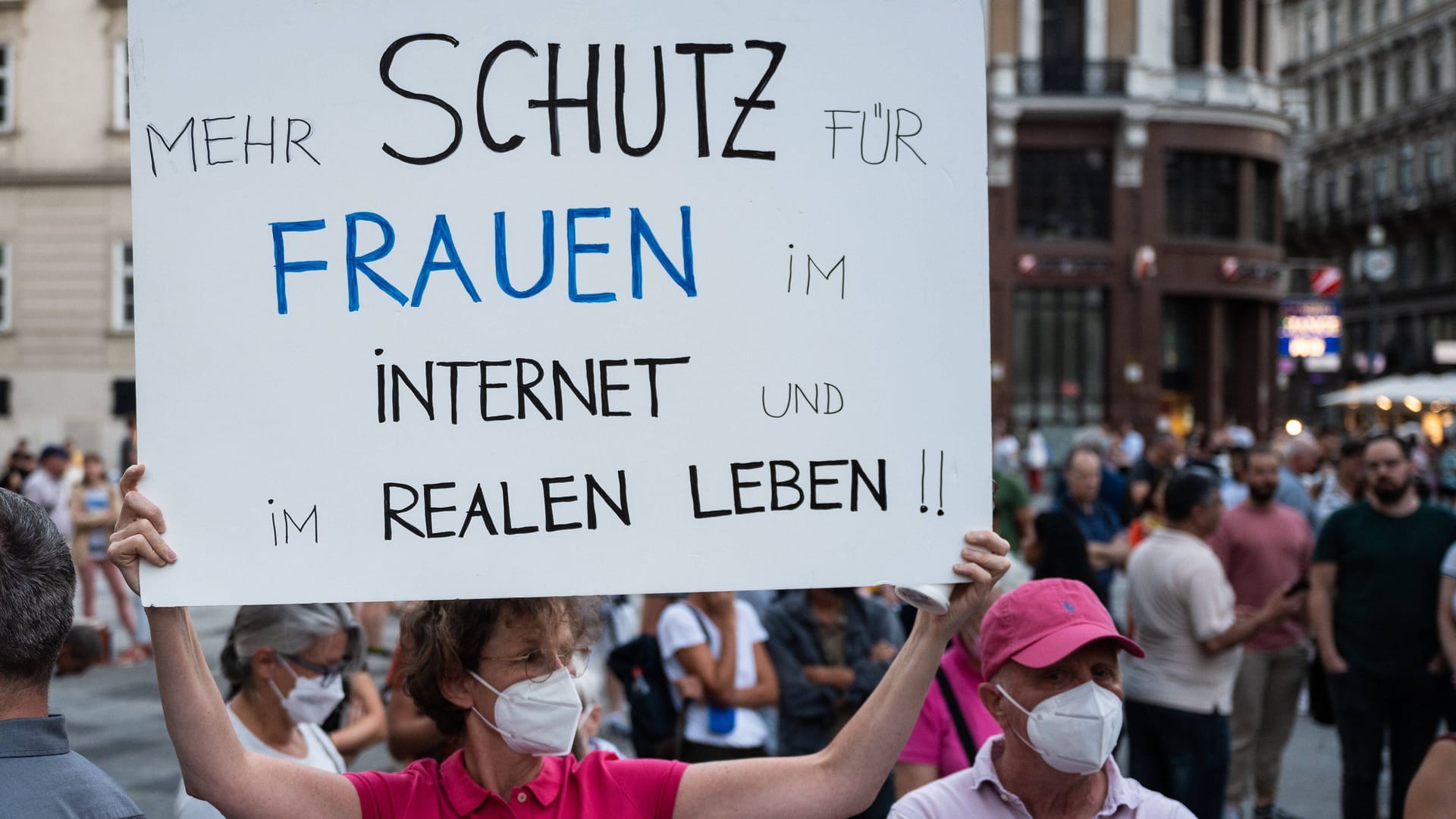 Trauerkundgebung für Lisa-Maria Kellermayr: Wegen Drohungen im Internet brauchte die Ärztin Polizeischutz. Trauerkundgebung für Lisa-Maria Kellermayr: Wegen Drohungen im Internet brauchte die Ärztin Polizeischutz.