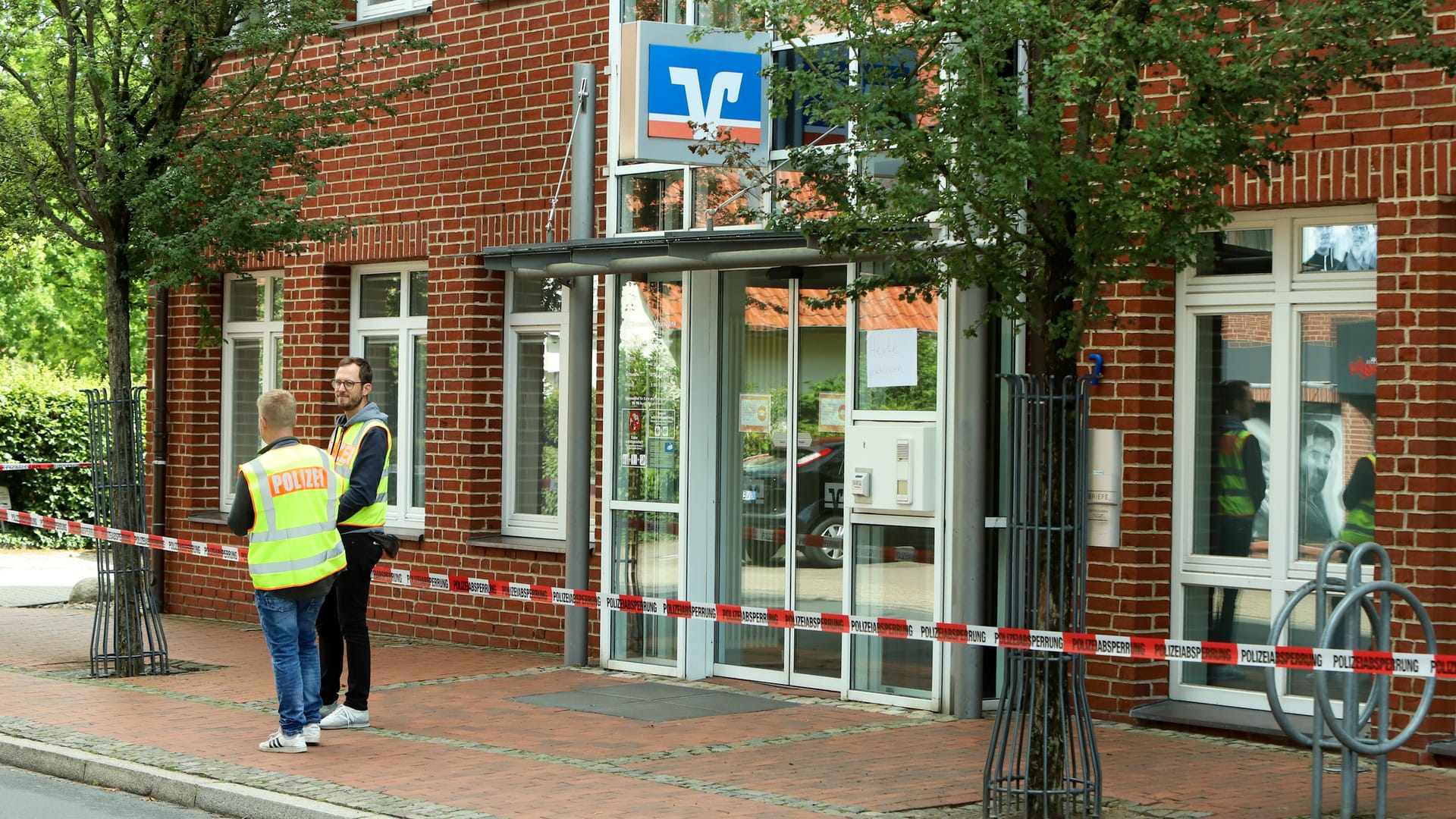 Flatterband der Polizei vor einer Bankfiliale in Achim: In der Stadt gibt es einen Einsatz. Flatterband der Polizei vor einer Bankfiliale in Achim: In der Stadt gibt es einen Einsatz.