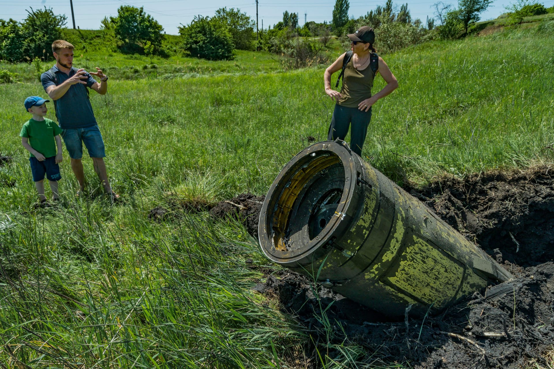 Eine eingeschlagene russische Rakete bei Kostiantyniwka im Donbass (Archivbild): Die meisten Angriffe kommen im Ukraine-Krieg aus der Luft.