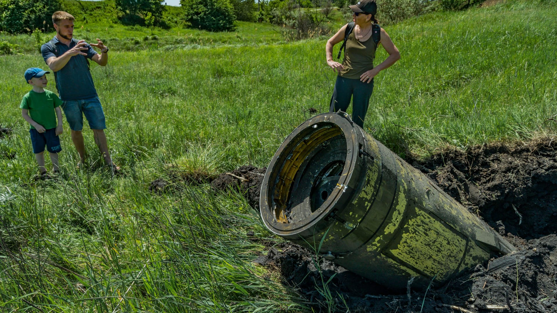 Eine eingeschlagene russische Rakete bei Kostiantyniwka im Donbass (Archivbild): Die meisten Angriffe kommen im Ukraine-Krieg aus der Luft.