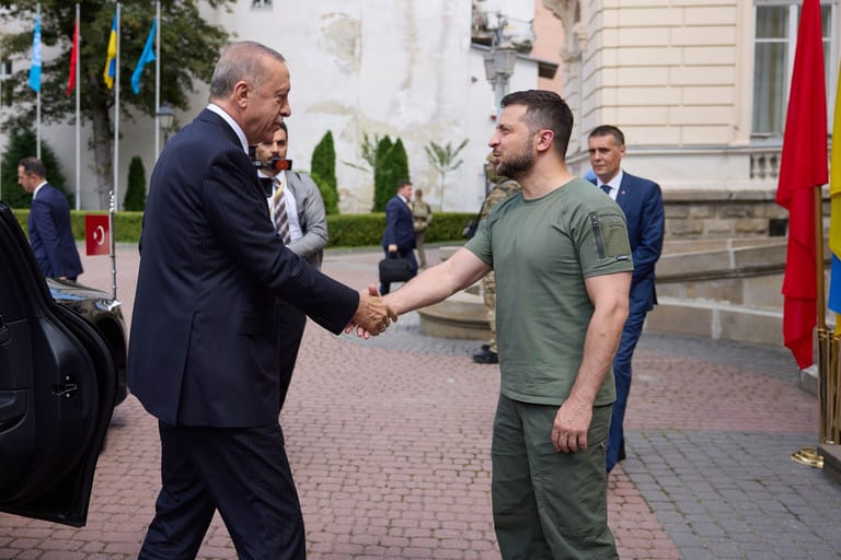 Wolodymyr Selenskyj und Recep Tayyip Erdogan: Der ukrainische Präsident traf sich in Lwiw mit seinem türkischen Amtskollegen und dem UN-Generalsekretär Antonio Guterres.
