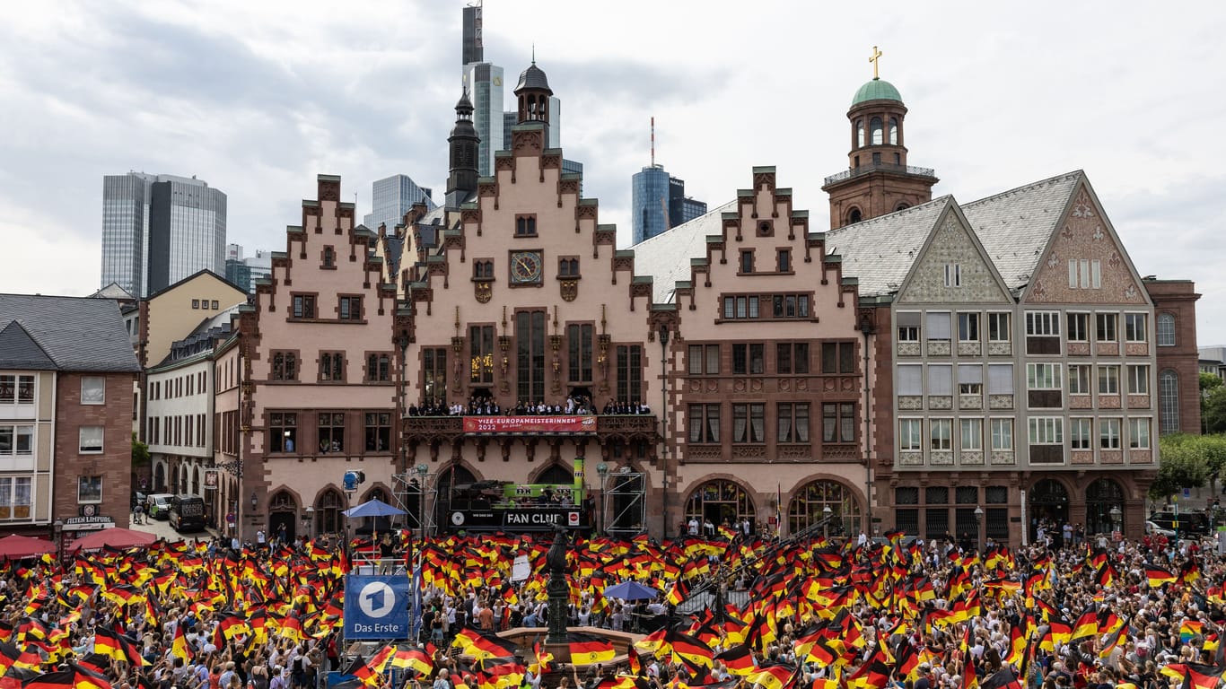 Hunderte Deutschlandfahnen am Frankfurter Römer: Hier empfingen Fans am Montag die Fußballnationalmannschaft der Frauen.