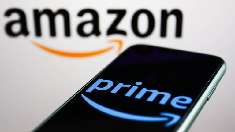 Amazon Prime Logo: Nutzerinnen und Nutzer müssen schon bald mehr für die Amazon Prime Angebote zahlen.