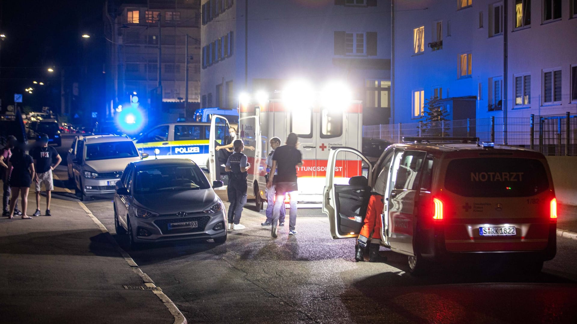Einsatz in der Metzstraße in Stuttgart: Gegen 21.30 Uhr wurde ein 29 Jahre alter Mann schwer verletzt aufgefunden. Offenbar gab es einen Streit mit drei anderen Personen. Einsatz in der Metzstraße in Stuttgart: Gegen 21.30 Uhr wurde ein 29 Jahre alter Mann schwer verletzt aufgefunden. Offenbar gab es einen Streit mit drei anderen Personen.