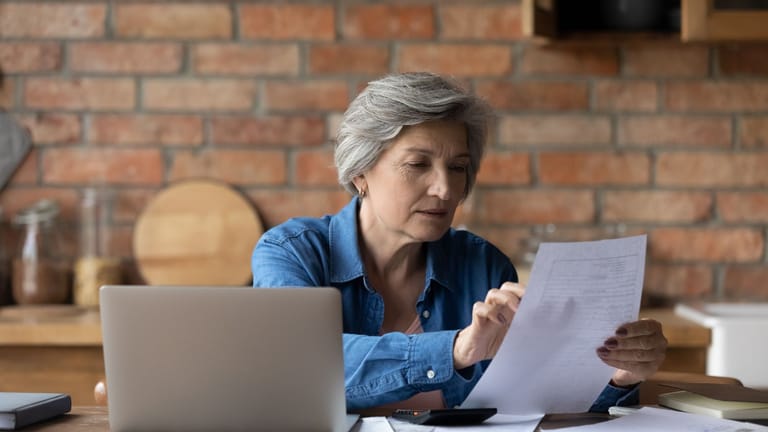Eine Rentnerin prüft ein Dokument (Symbolbild): Auch Rentner müssen mitunter Steuern zahlen.