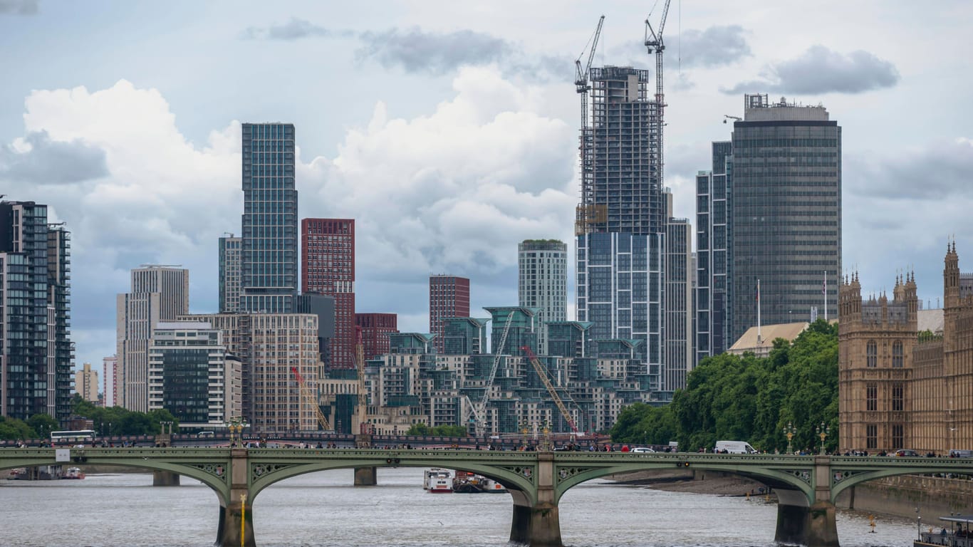 Blick auf den Finanzdistrikt in London (Archivbild): Die Notenbank Englands hebt den Leitzins an.