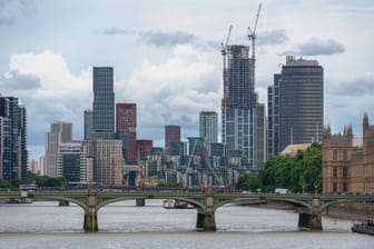 Blick auf den Finanzdistrikt in London (Archivbild): Die Notenbank Englands hebt den Leitzins an.