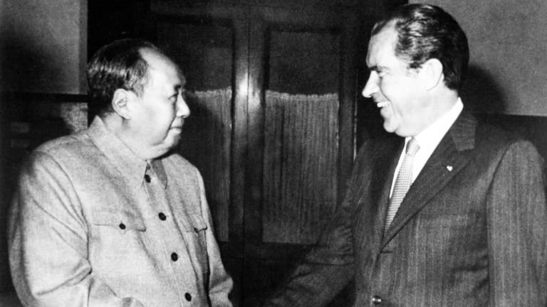 Die USA und China nähern sich an, Taiwan wird zum Bauernopfer: Staatspräsident Mao Tsetung trifft US-Präsident Richard Nixon im Jahr 1972.