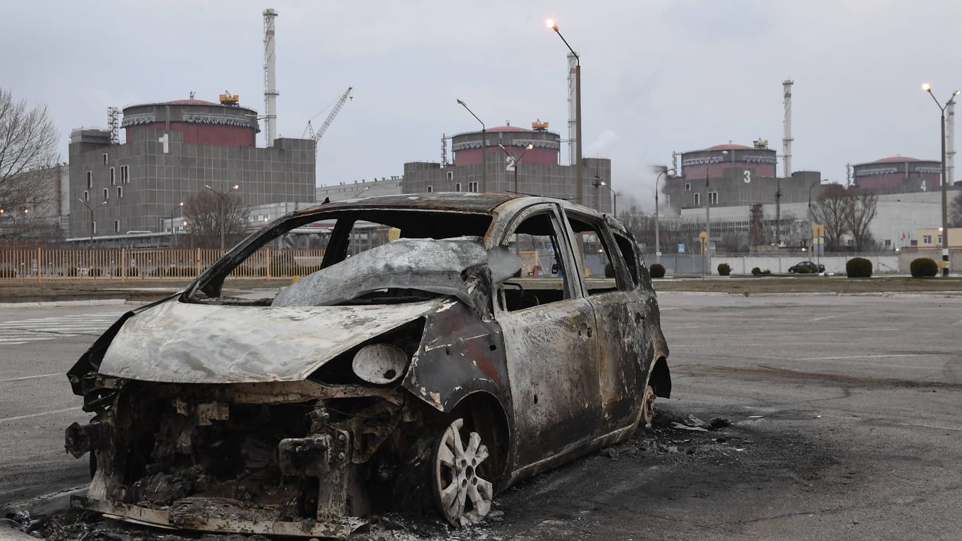 Ein ausgebranntes Auto steht vor dem Kraftwerk in Saporischschja (Archivbild): Russland soll dort Luftabwehrsysteme installiert haben.