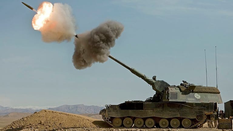 Eine Panzerhaubitze 2000 feuert ein Geschoss ab (Symbolbild).