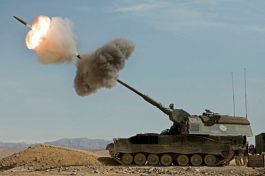 Eine Panzerhaubitze 2000 feuert ein Geschoss ab (Symbolbild).