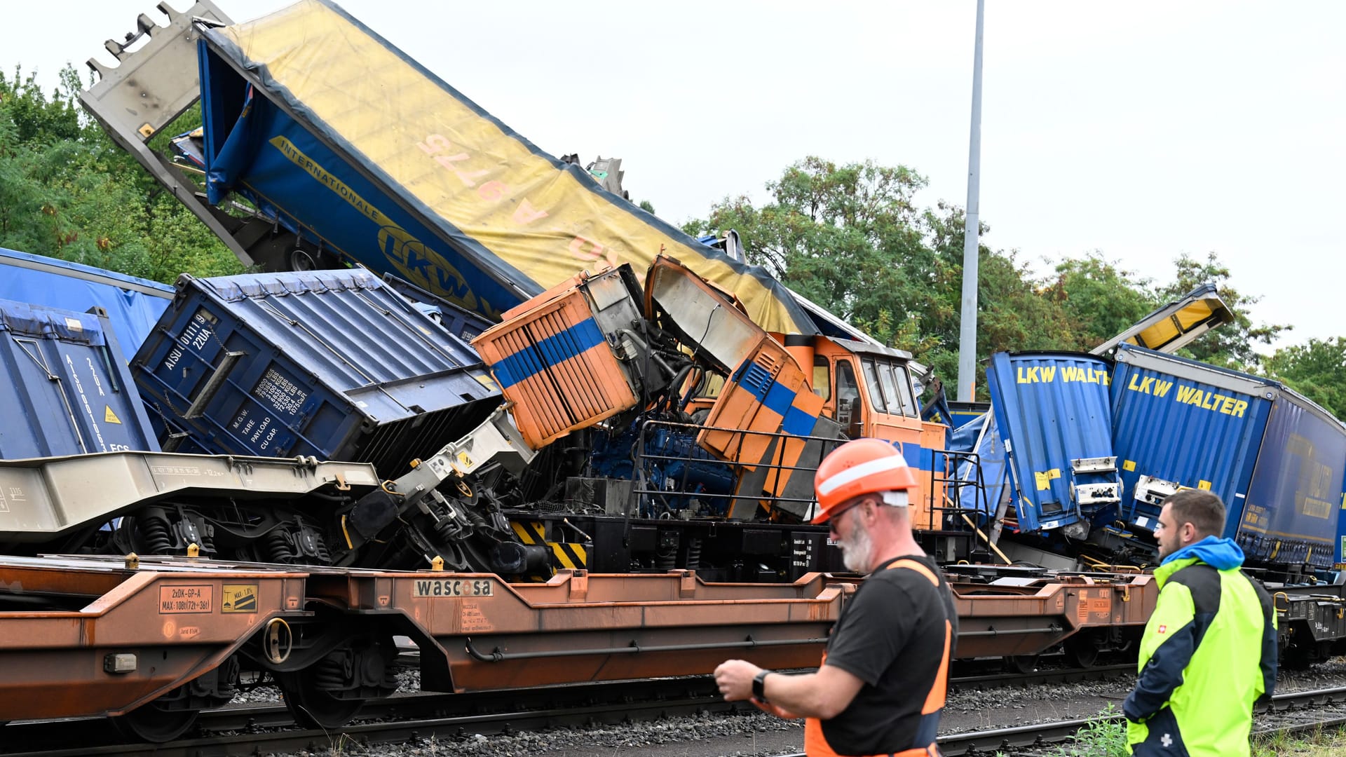 Container liegen kreuz und quer auf dem Gelände.
