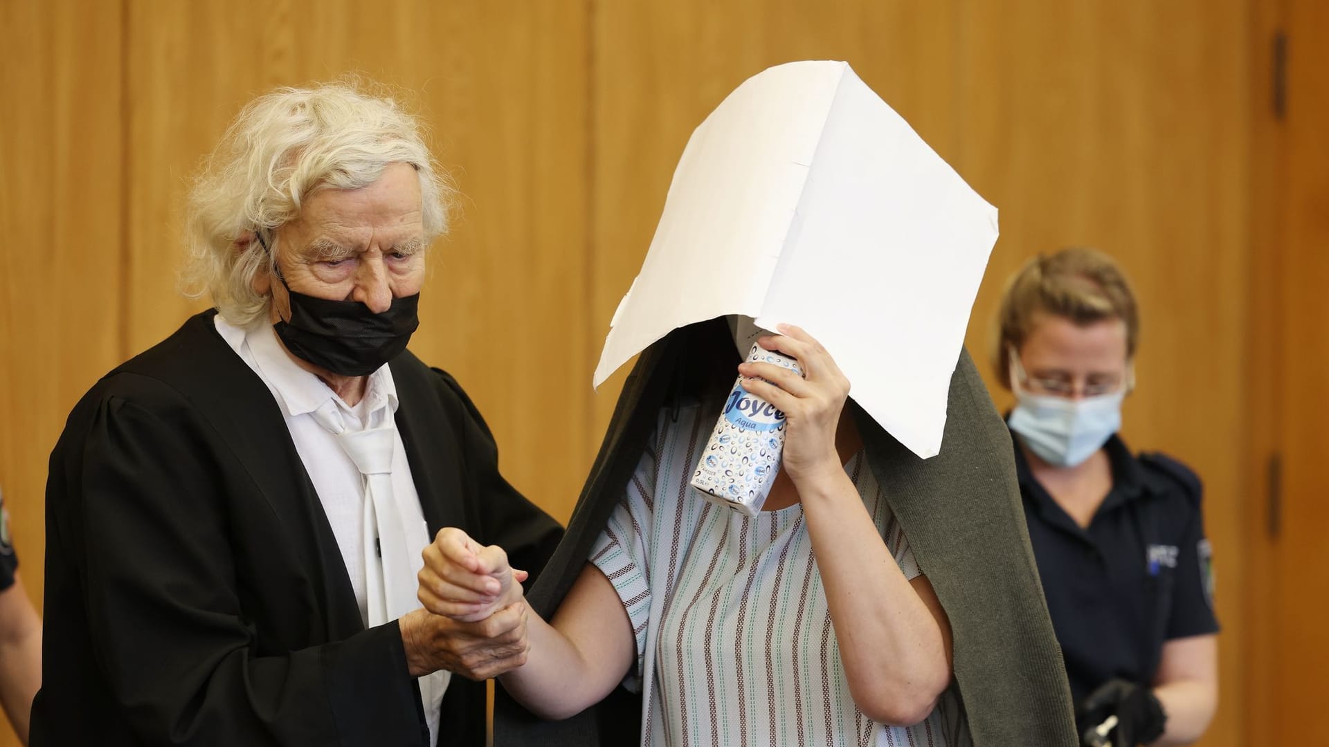 Die Angeklagte wird von ihrem Anwalt in den Gerichtssaal geführt: Sie soll seit Jahren mit Depressionen gekämpft haben. Die Angeklagte wird von ihrem Anwalt in den Gerichtssaal geführt: Sie soll seit Jahren mit Depressionen gekämpft haben.