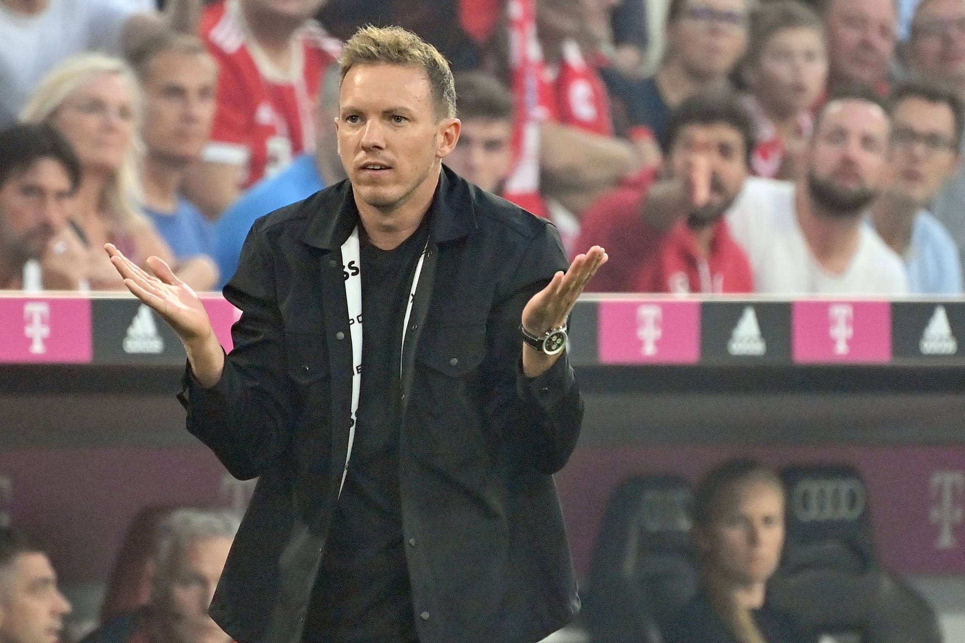 Julian Nagelsmann: Der Bayern-Trainer war am Samstag von den Schiedsrichter-Entscheidungen bedient.