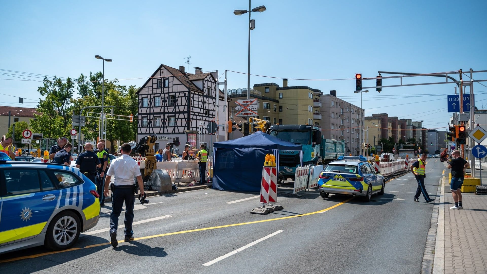 Am Freitagmittag hat es in Nürnberg einen schweren Verkehrsunfall gegeben. Am Freitagmittag hat es in Nürnberg einen schweren Verkehrsunfall gegeben.