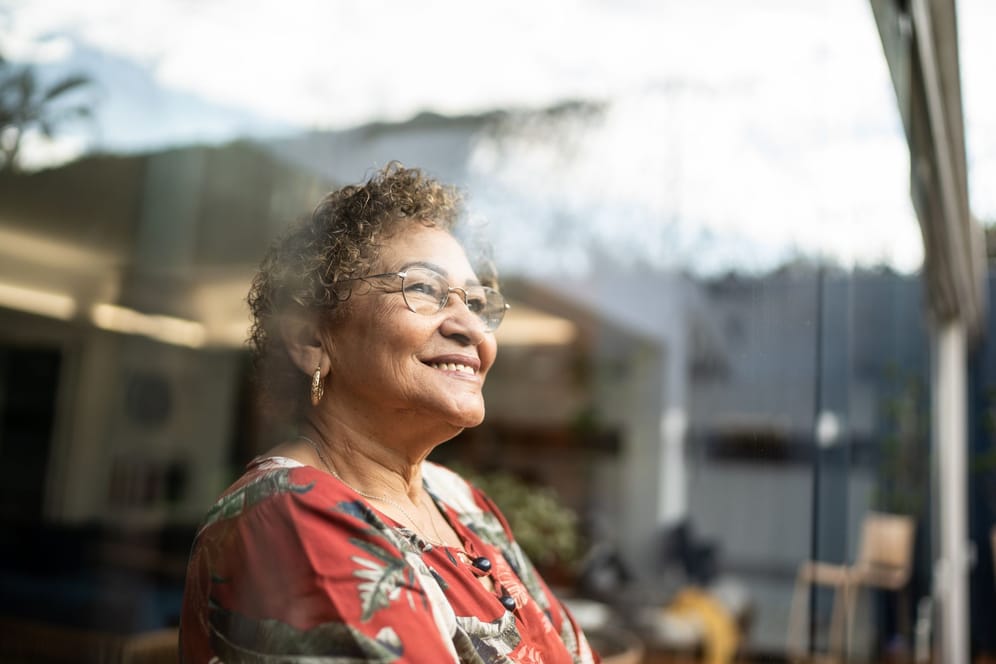 Zufriedene Rentnerin (Symbolbild): Über die Rente ranken sich einige Mythen.