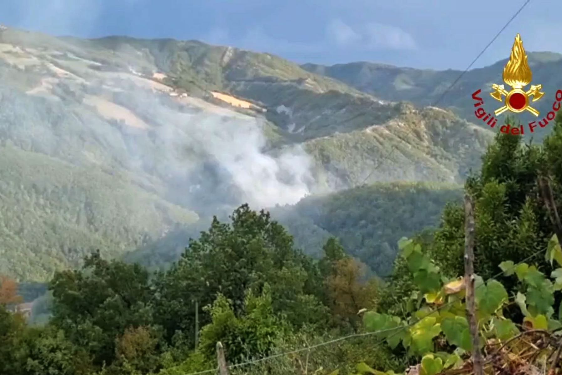 Ein Videostandbild von der italienischen Feuerwehr zeigt dichten Rauch über dem Gebiet Monte Arsiccio: Einheiten der italienischen Feuerwehr kämpfen seit Montagabend gegen einen Waldbrand nahe Rimini.