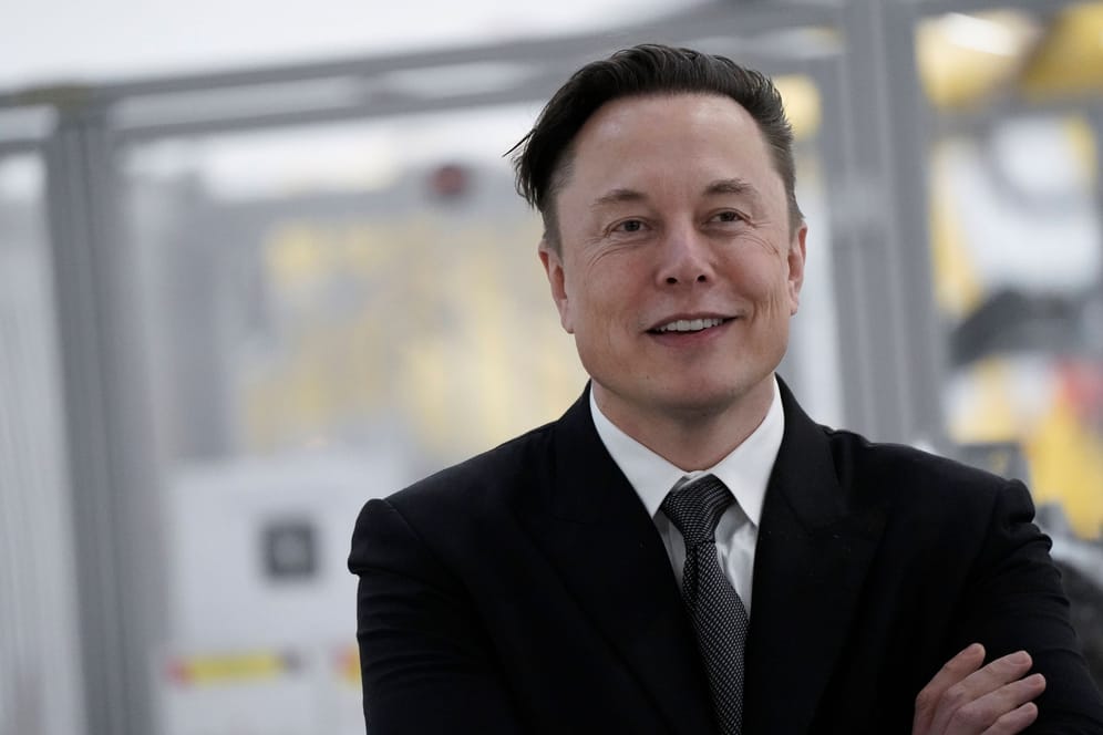 Elon Musk bei der Eröffnung der Tesla-Fabrik in Grünheide (Archivbild): Jetzt überraschte er mit der Ankündigung, Manchester United kaufen so sollen.