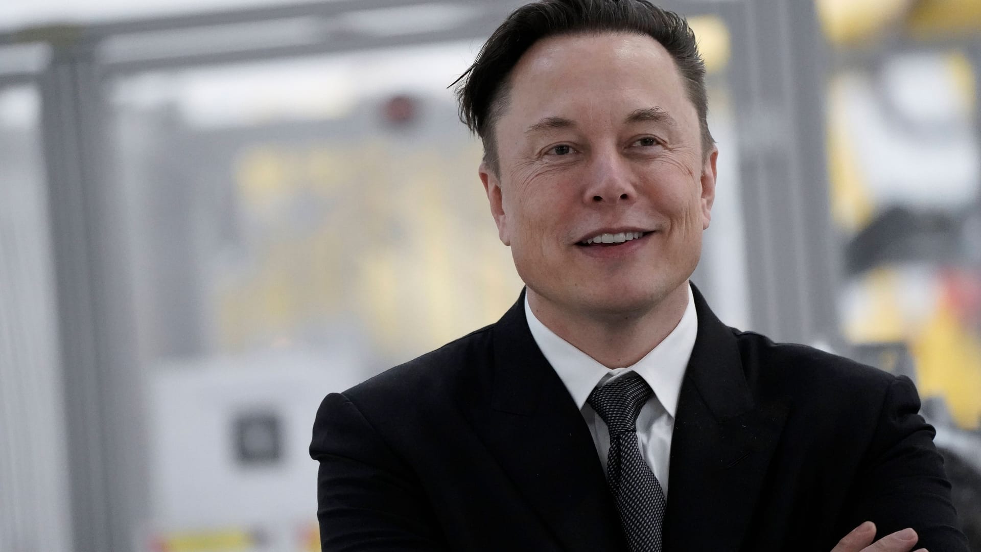 Elon Musk bei der Eröffnung der Tesla-Fabrik in Grünheide (Archivbild): Jetzt überraschte er mit der Ankündigung, Manchester United kaufen so sollen.