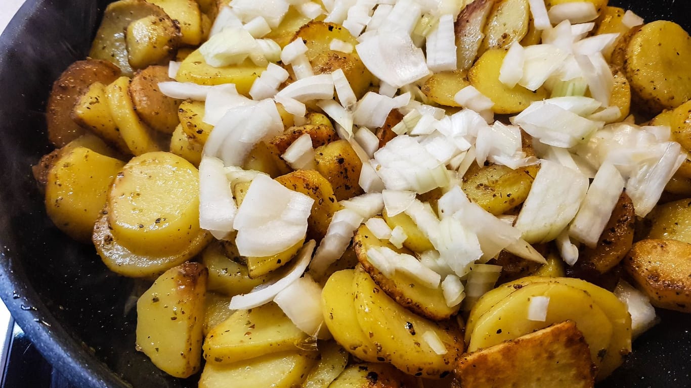 Bratkartoffeln: Zwiebeln sollten nicht zu früh zugegeben werden.