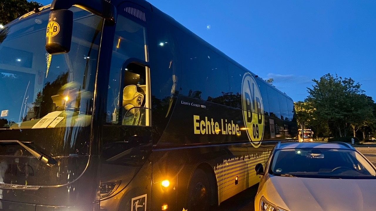 Die Unfallstelle: Der Bus streifte beim Ausparken das Auto des Fans.