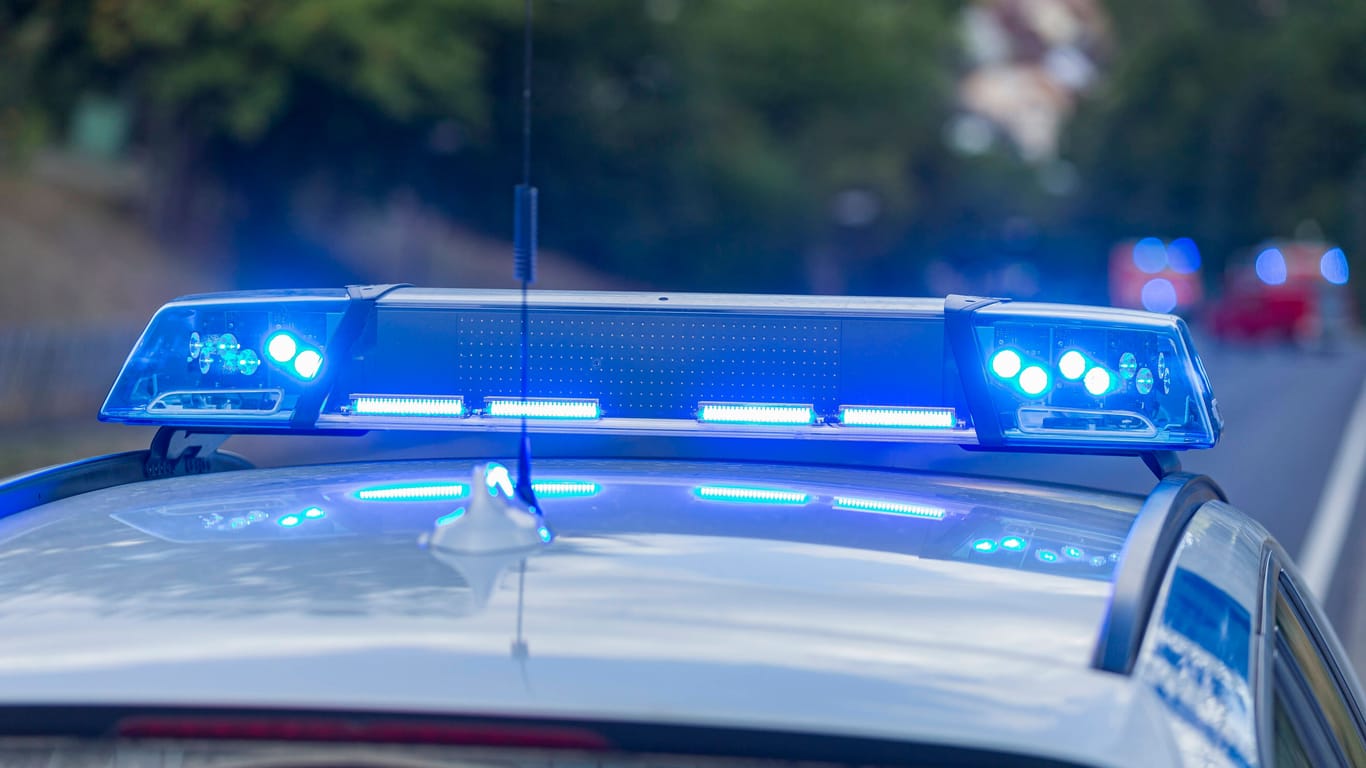Ein Blaulicht auf einem Polizeiauto (Symbolbild): In Hagen kam es am Sonntag zu einem größeren Polizeieinsatz.