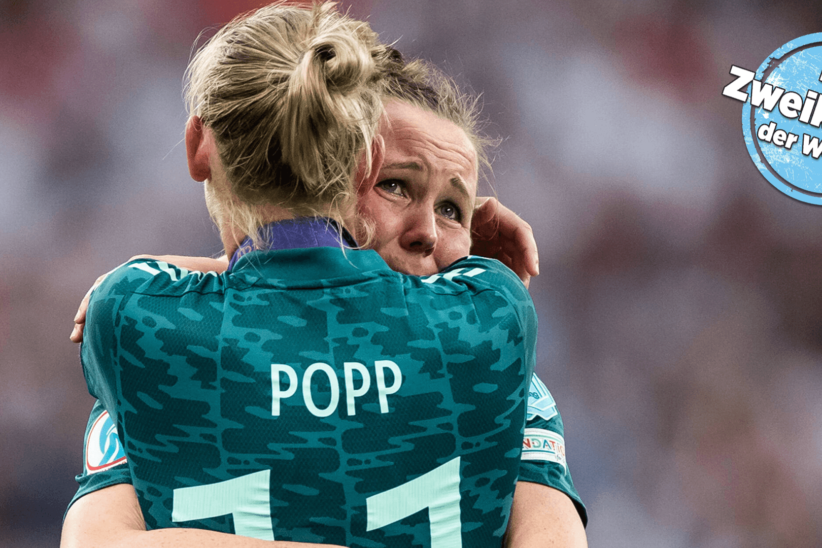 Alexandra Popp (vorne) tröstet Marina Hegering: Die deutsche Nationalmannschaft verlor das EM-Finale knapp mit 1:2.