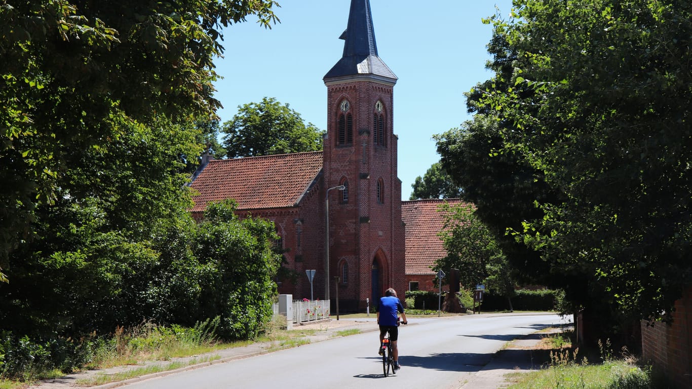 Einsamer Radfahrer auf der Dorfstraße: In Sückau ist man schon in Niedersachsen.