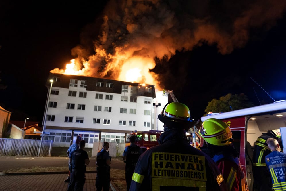 Das brennende Hoteldach: Meterhohe Flammen.