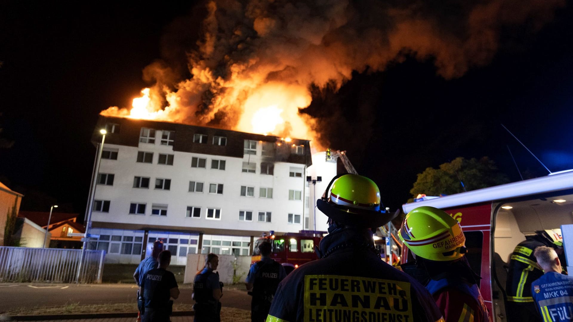 Das brennende Hoteldach: Meterhohe Flammen.