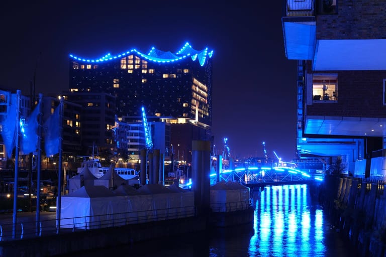 Die Elbphilharmonie in blau (Archivbild): Der "Blue Port" startet zusammen mit den Cruise Days.
