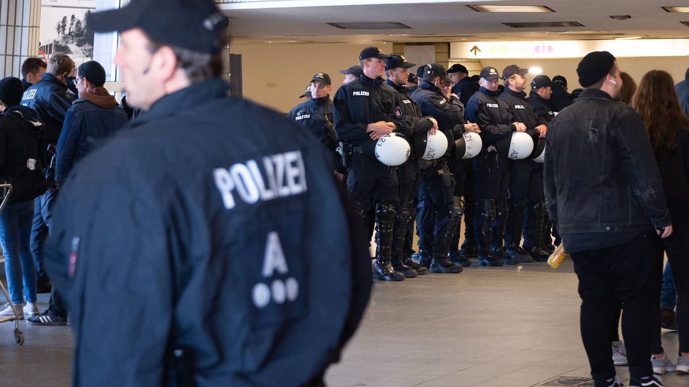 Polizisten einer Hundertschaft der Bereitschaftspolizei: Sie werden auch bei diesem Risikospiel im Einsatz sein.