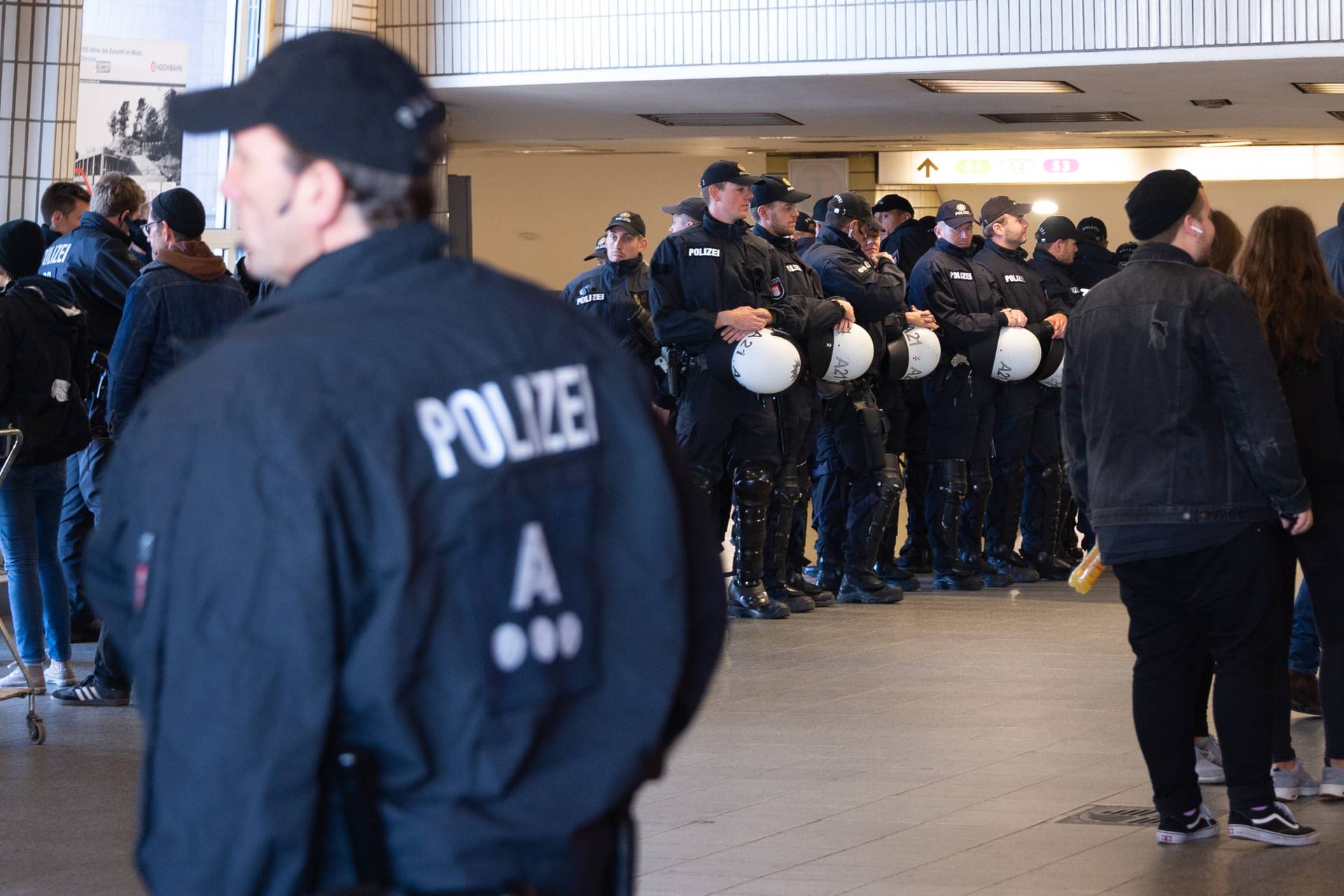 Polizisten einer Hundertschaft der Bereitschaftspolizei: Sie werden auch bei diesem Risikospiel im Einsatz sein.