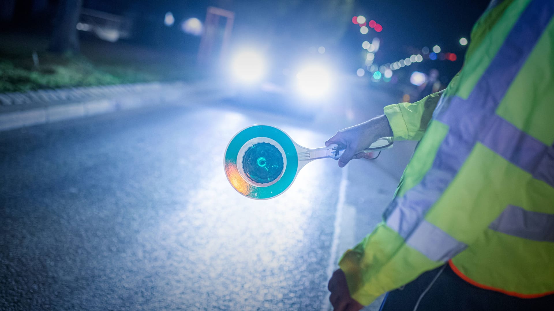 Polizeikontrolle (Archivbild): In der Region Hannover hat sich ein junger Mann eine lebensgefährliche Verfolgungsjagd mit der Polizei geliefert.