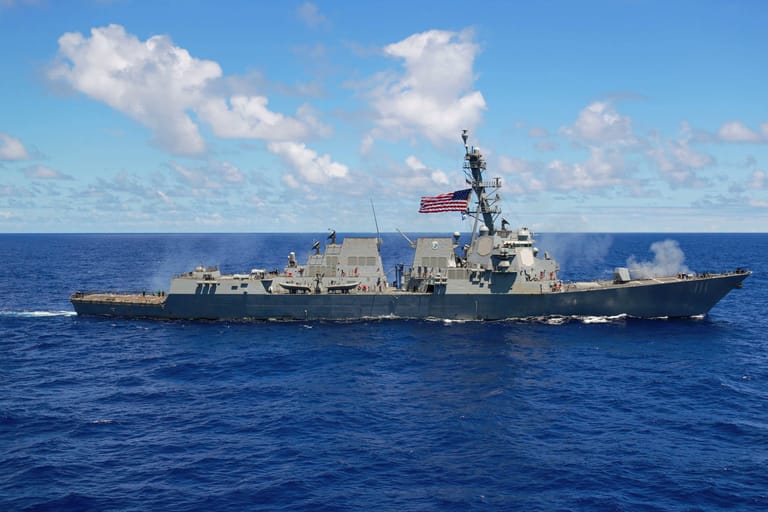 Ein Raketenzerstörer der US-Marine (Archivbild): Die USA wollen einen Verband von Kriegsschiffen durch die Taiwanstraße schicken.