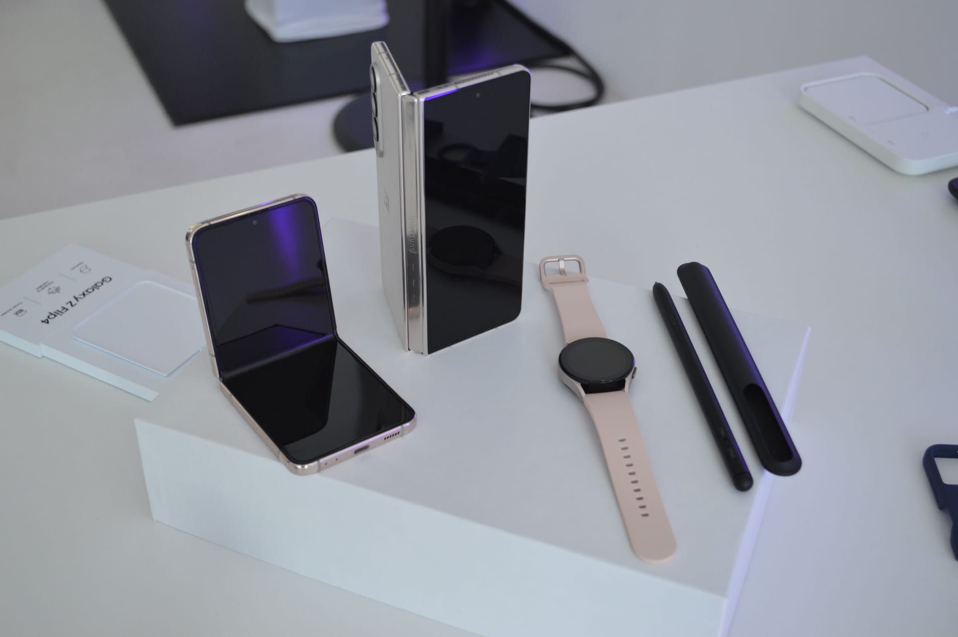 Galaxy Z Flip4, Fold4, Watch5 und der S Pen (von links nach rechts).