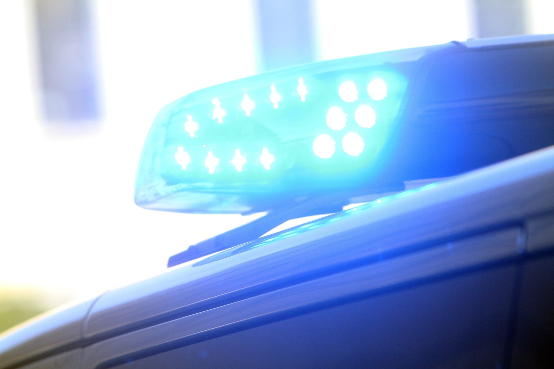 Blaulicht (Symbolbild): Was den Mann zu seinem Klettermanöver bewegt hatte, war laut Polizei unklar.