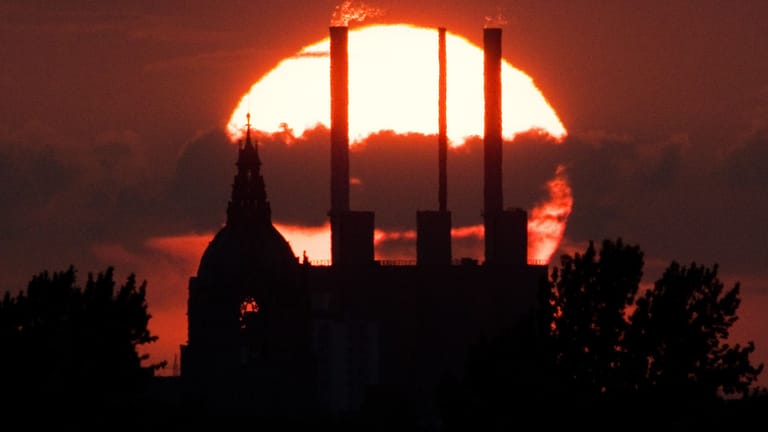 Die Sonne geht hinter dem Neuen Rathaus und dem Heizkraftwerk Linden ("Die drei warmen Brüder") unter. (Archivbild)