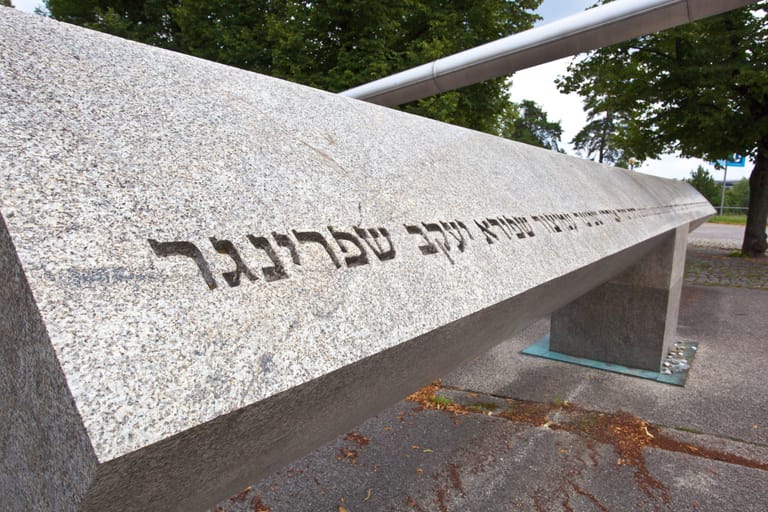 Gedenkstein für die Opfer des Olympia-Attentats (Archivbild): Hier in der Nähe zeigte der Mann den Hitlergruß.
