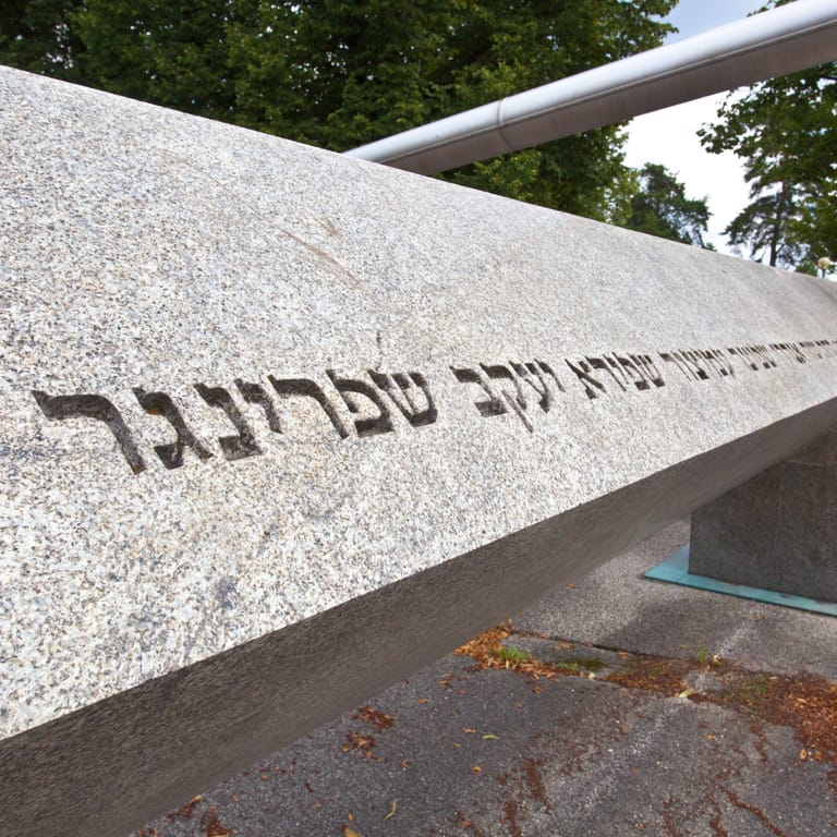 Gedenkstein für die Opfer des Olympia-Attentats (Archivbild): Hier in der Nähe zeigte der Mann den Hitlergruß.