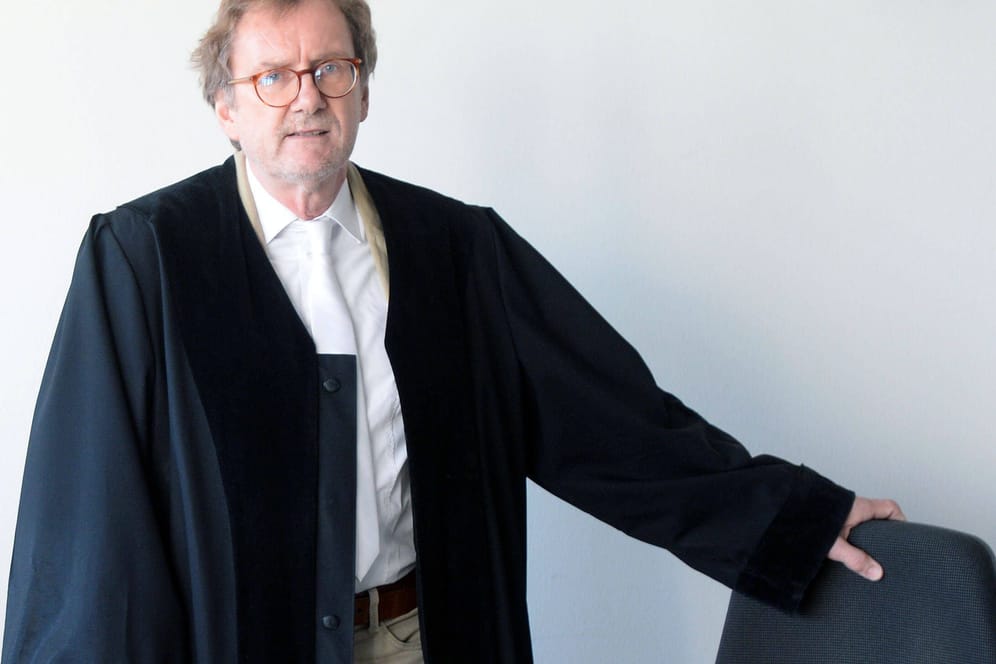 Amtsrichter Johann Krieten im Gerichtssaal (Archivfoto): Der Richter fiel mit Urteilen nach dem G20-Prozess auf.