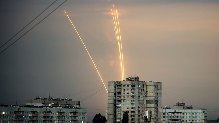 Raketen, die von der russischen Region Belgorod aus auf die Ukraine abgefeuert werden, sind in der Morgendämmerung zu sehen.