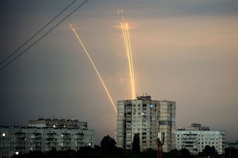 Raketen, die von der russischen Region Belgorod aus auf die Ukraine abgefeuert werden, sind in der Morgendämmerung zu sehen.
